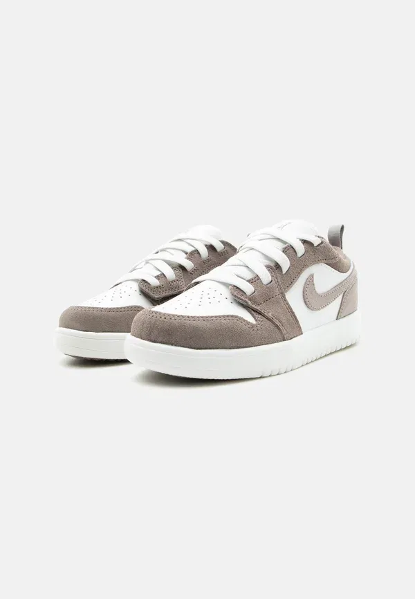 Кроссовки Jordan, olive grey/enigma stone/summit white/pale ivory, оливково-серый/загадочный камень/вершинный белый/бледно-слоновая кость — фото 2