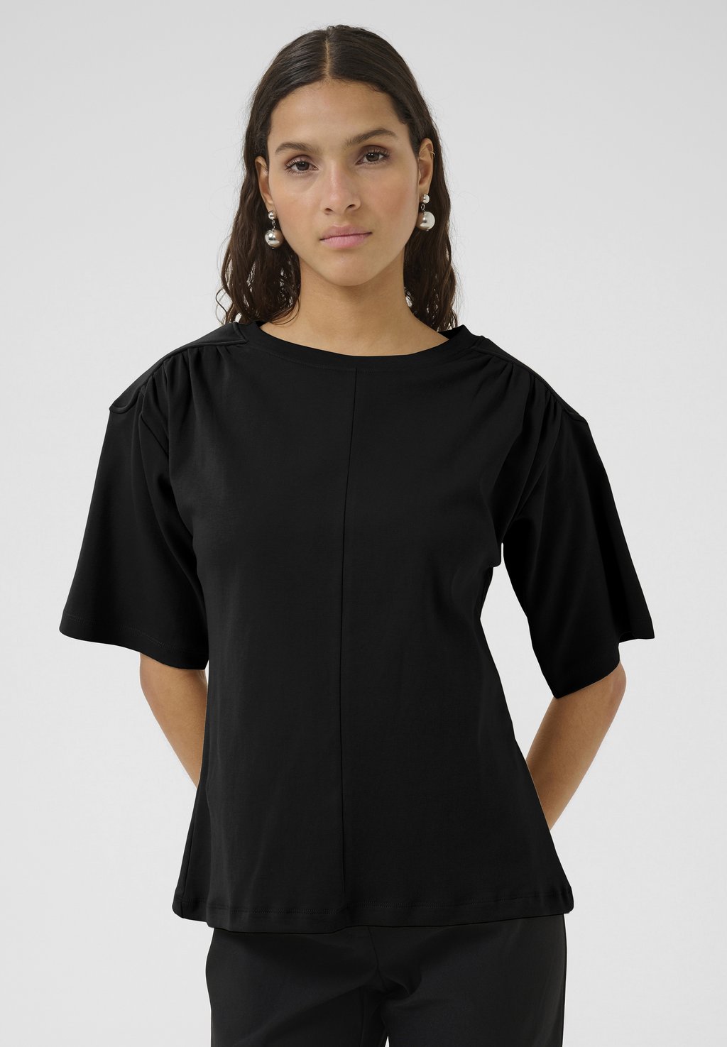 

Футболка с принтом VARY WIDE SHOULDER TEE Karen by Simonsen, черный