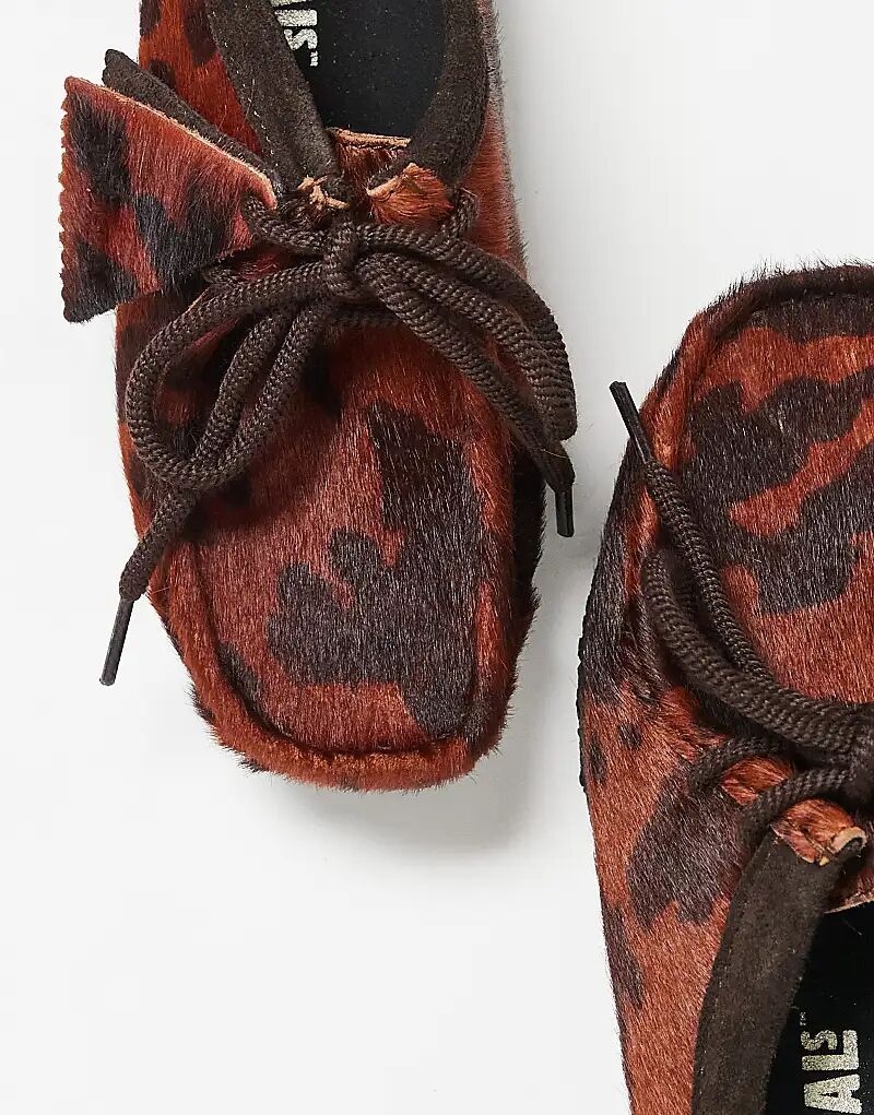 Кроссовки Clarks Originals Wallabee с коровьим принтом — фото 3