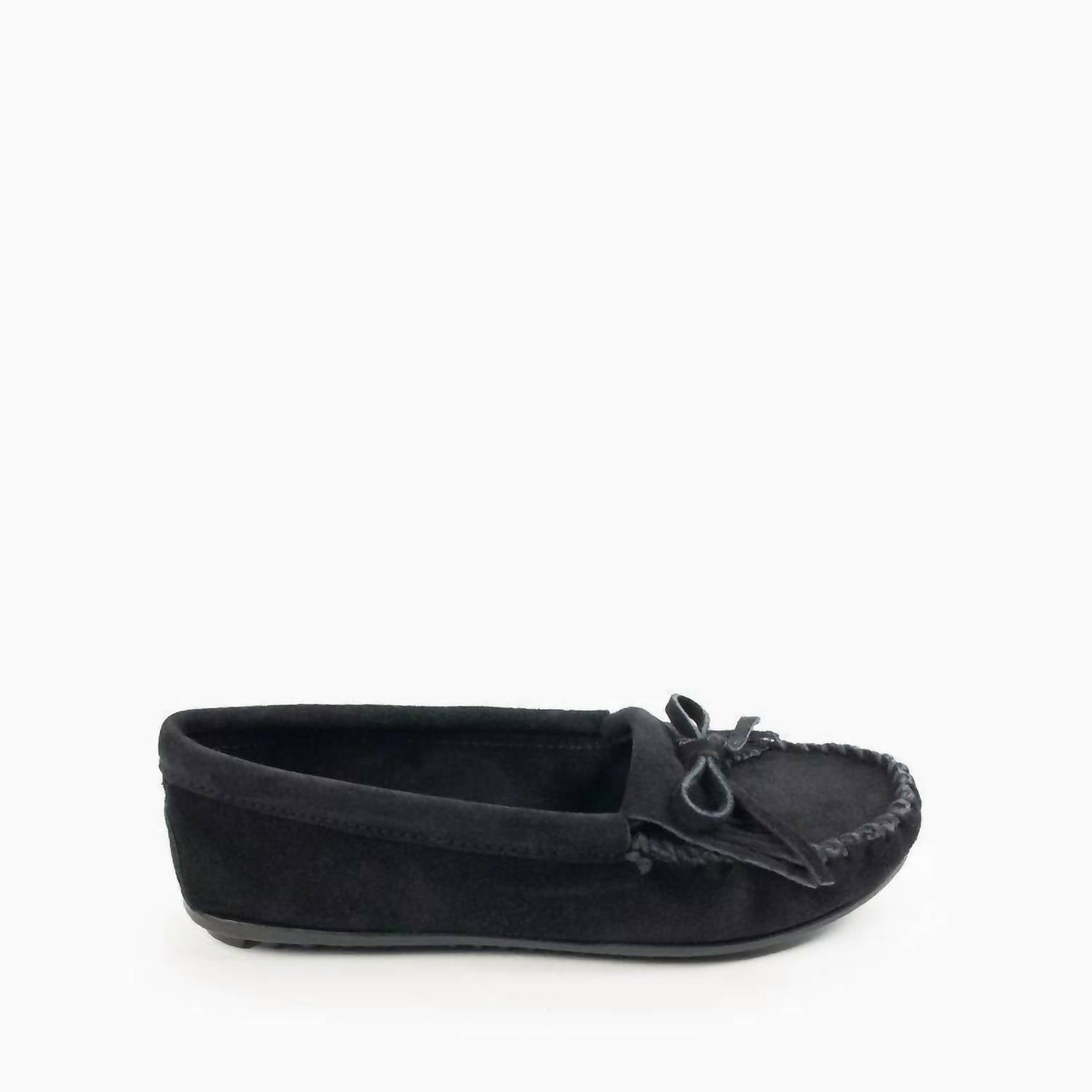 Женские мокасины с килтами на жесткой подошве черные Minnetonka