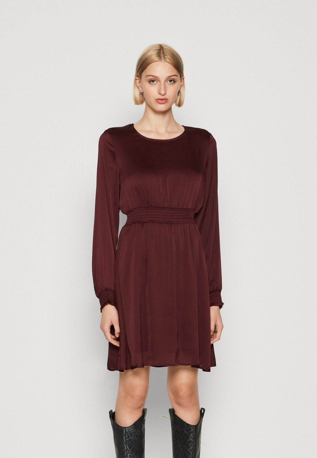 

Элегантное платье VILA