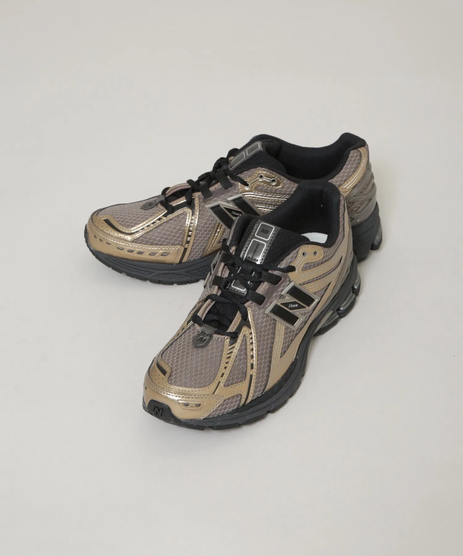 Мужские кроссовки New Balance 1906R золотистые