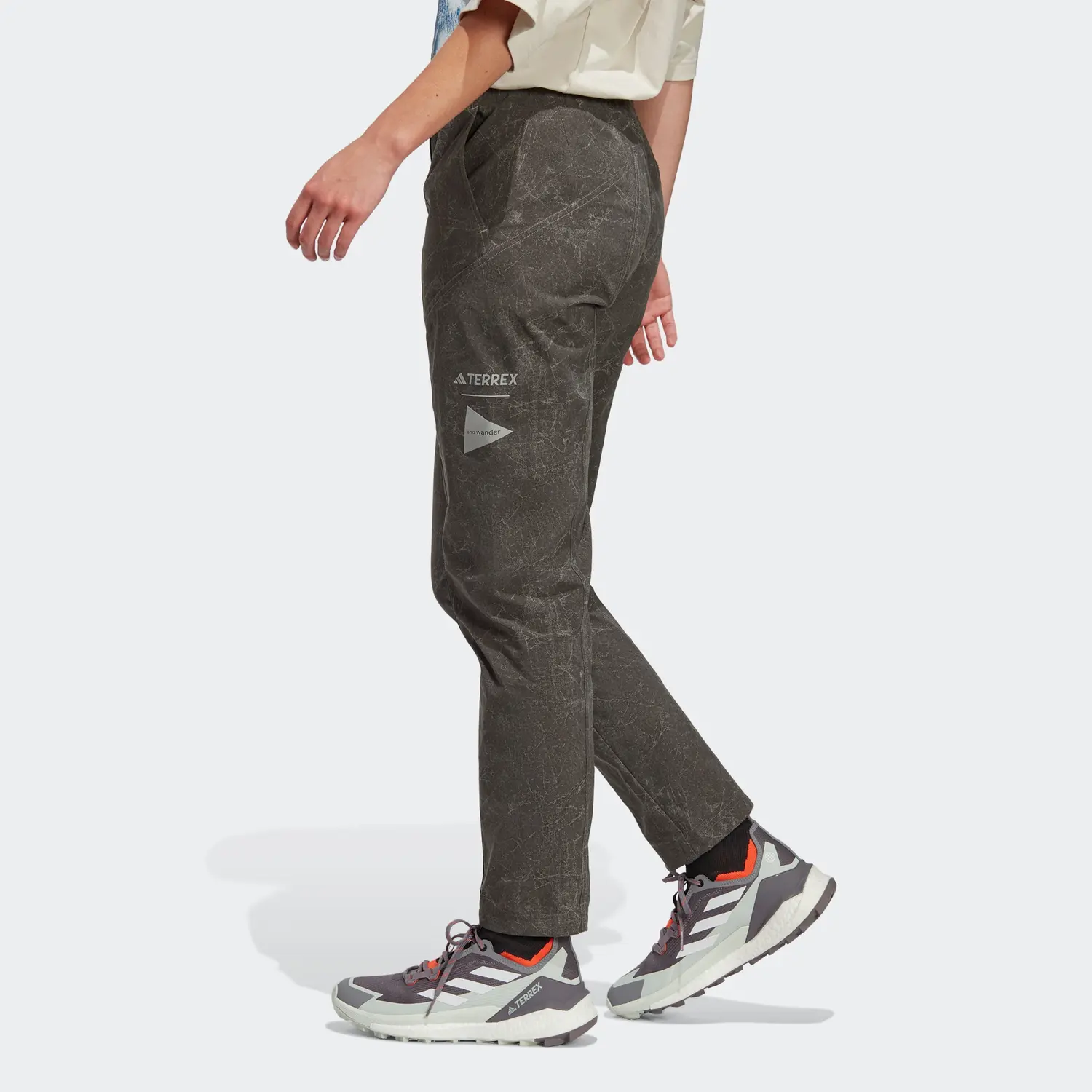 X And Wander TERREX X And Wander Ветровка Брюки Женские Adidas, Темный Оливковый Зеленый — фото 4