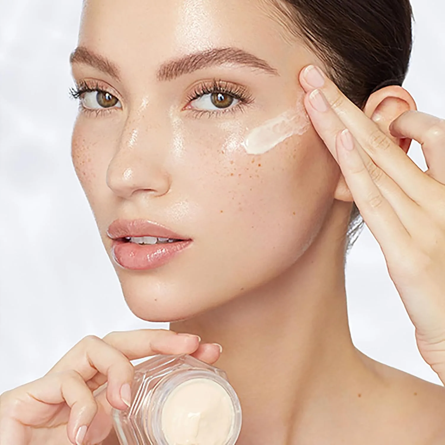 Charlotte Tilbury Magic Eye Rescue - увлажняющий крем для глаз с ретинолом пролонгированного действия и ботаническим комплексом против темных кругов, отеков и морщин 14,8 мл (сменный блок) — фото 4