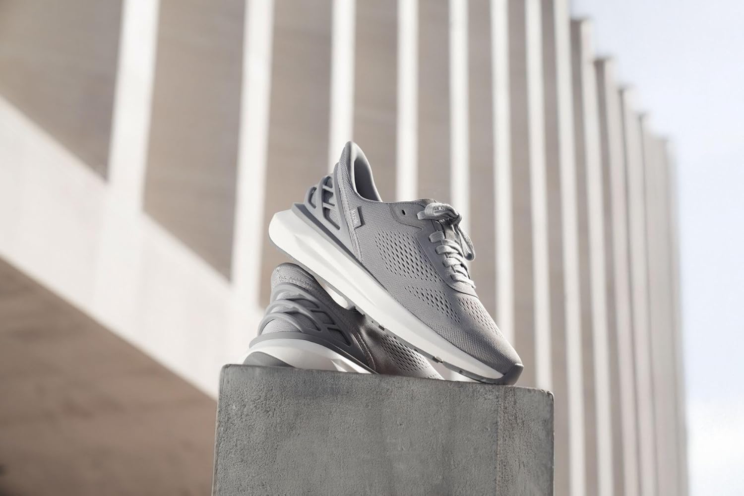 Кроссовки Kizik Slip On: Athens 2 - комфорт для всего дня, удобство без рук, дышащий верх из сетки, мужские прогулочные туфли с поддержкой свода стопы - мужская широкая полнота, Alloy — фото 2