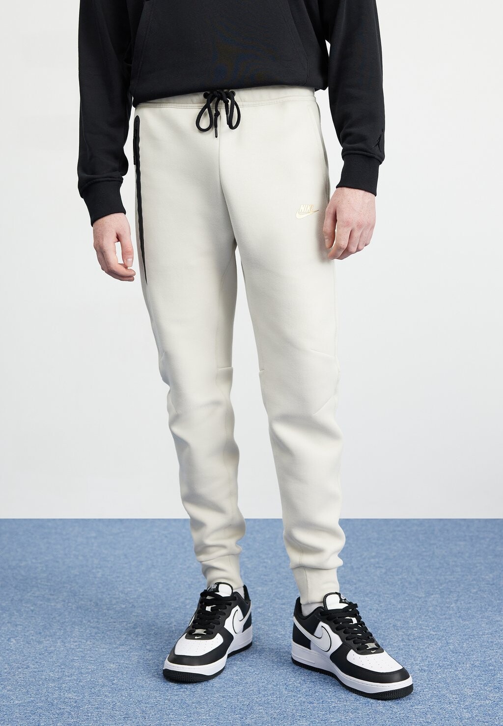 

Спортивные брюки M Nk Tch Fleece Jggr Nike, цвет lt orewood brn/(metallic gold)