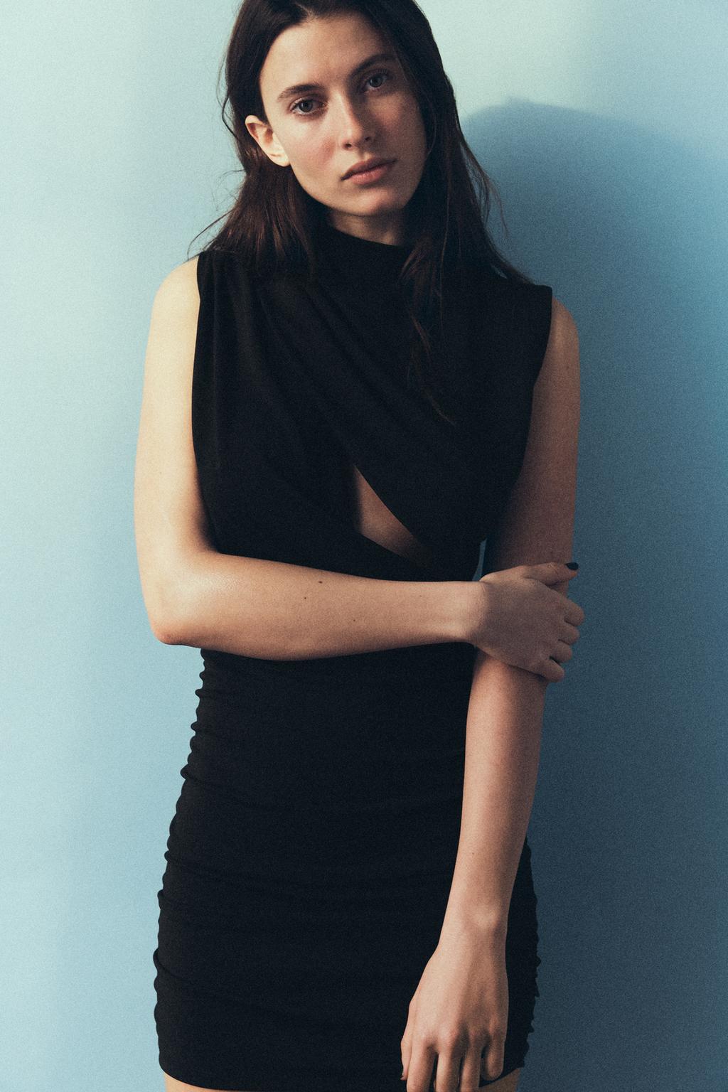 

Короткое платье с вырезанными деталями ZARA, черный