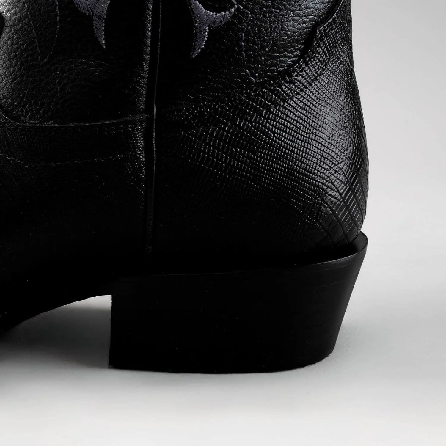 Ботинки Joe Boots 913 из экзотической кожи ящерицы с классическим носком J, вышитым голенищем, кожаной подошвой, каблук 1,5 дюйма с резиновой накладкой Joe Exclusive, черный — фото 3