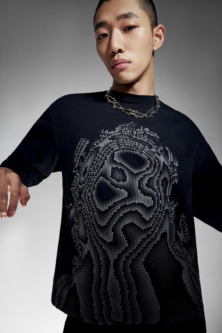

Футболка с объемным принтом Chet lo Pull And Bear, черный
