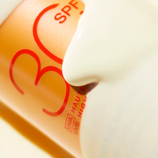 Вкусный солнцезащитный спрей с высокой степенью защиты spf30 для лица и тела, для загара 150 мл Nuxe — фото 2