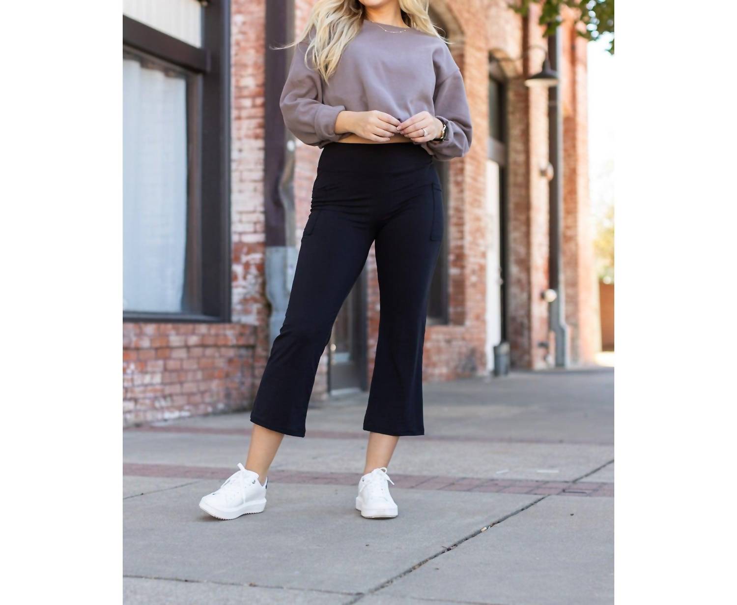 

Делила Классические леггинсы-клеш с карманами черные Julia Rose