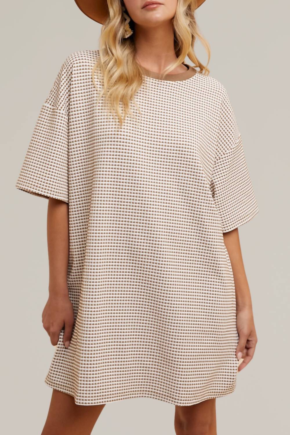 

Вязаное мини-платье-футболка в цвете мокко AnnieWear, мокко