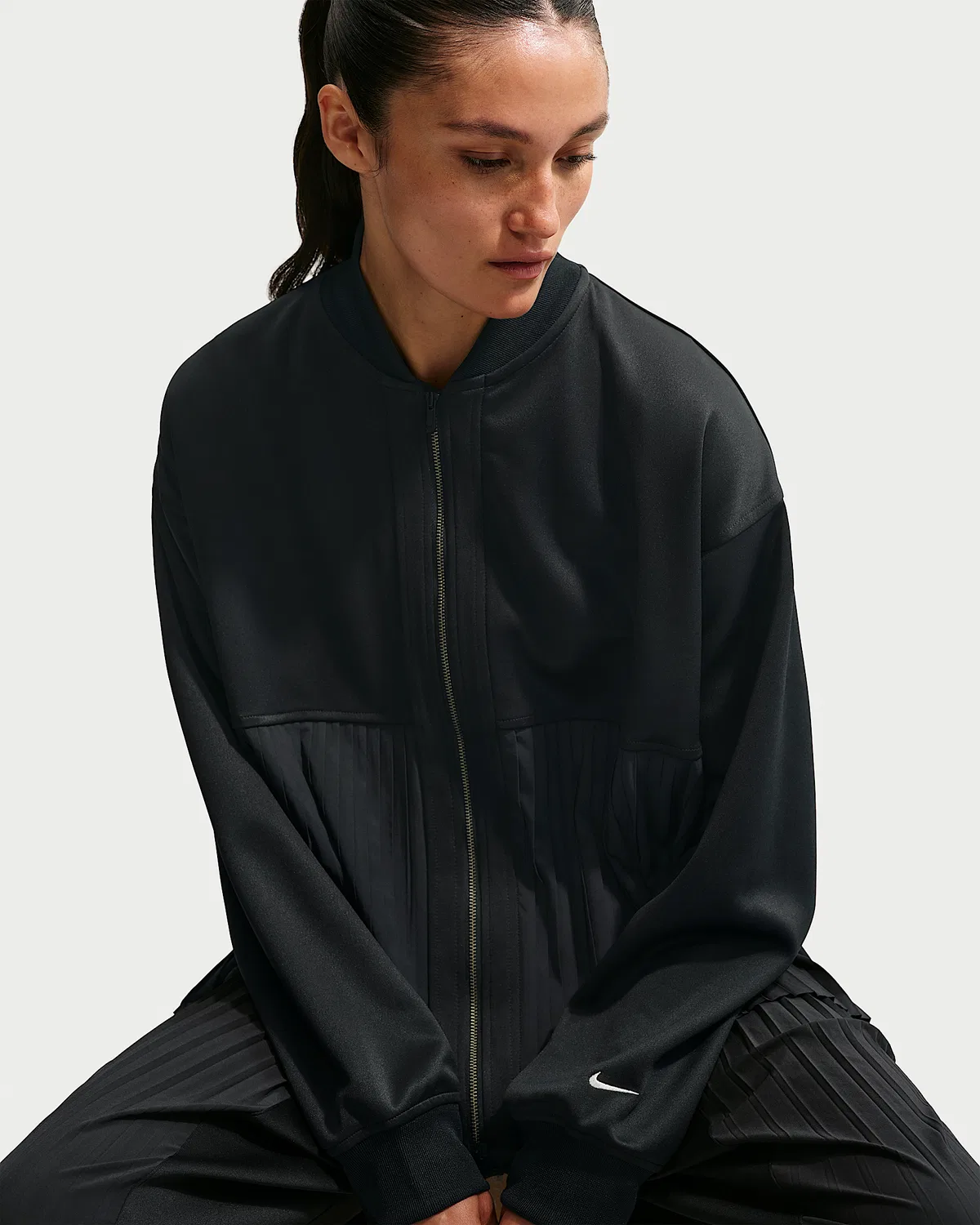 Женская плиссированная куртка Nike Sportswear, Black/Sail — фото 3