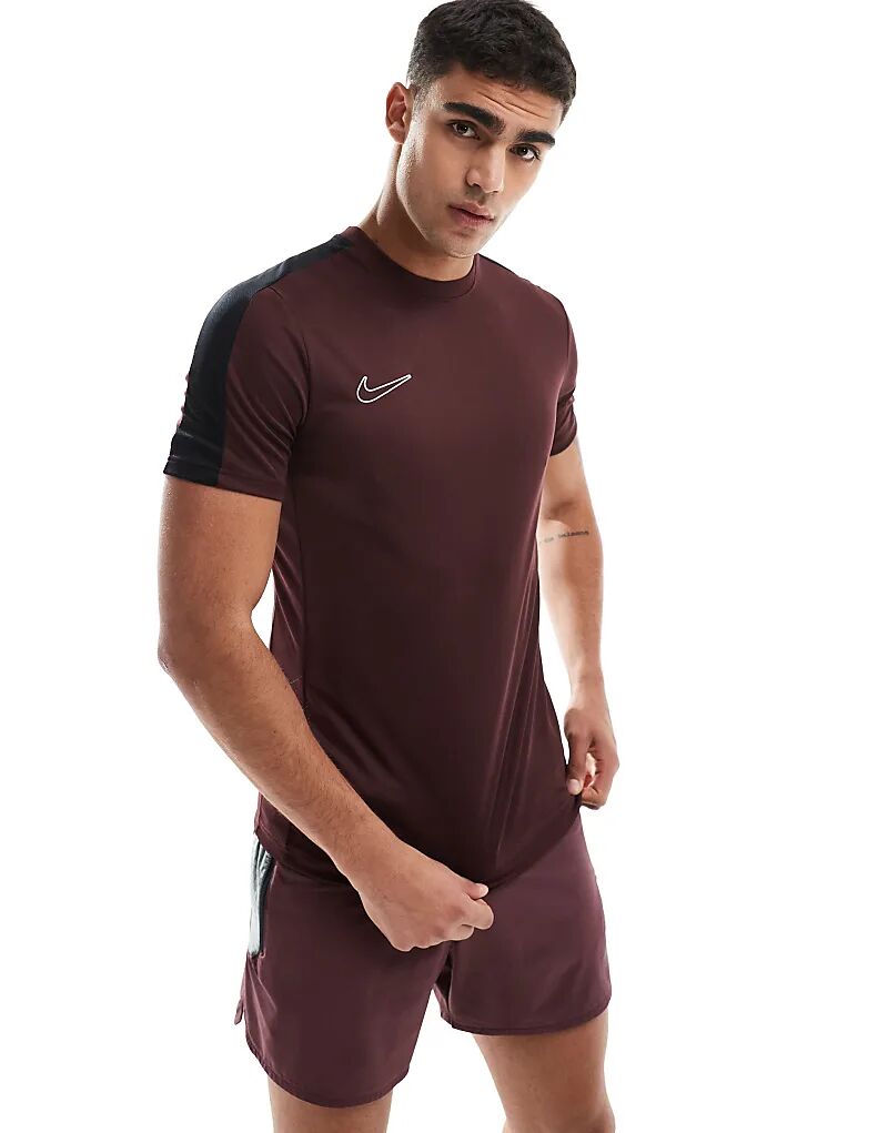 

Футболка Nike Football – Academy Dri-FIT – бордового цвета со вставкой
