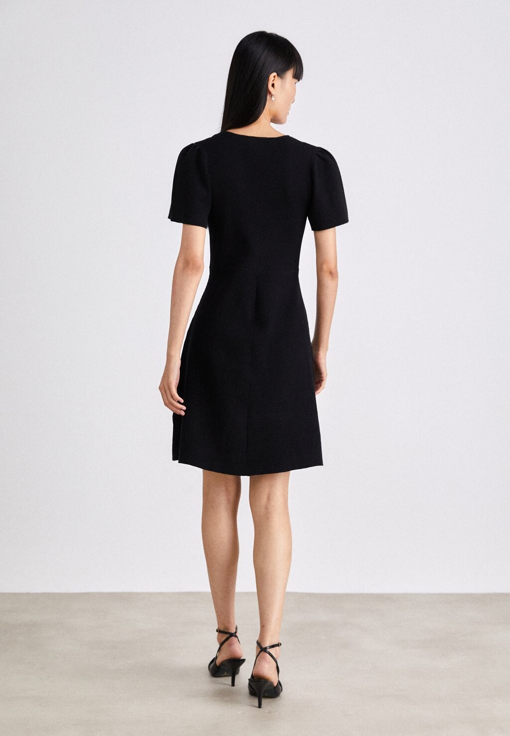 

Вязаное платье FIT AND FLARE FLUTTER DKNY, черный