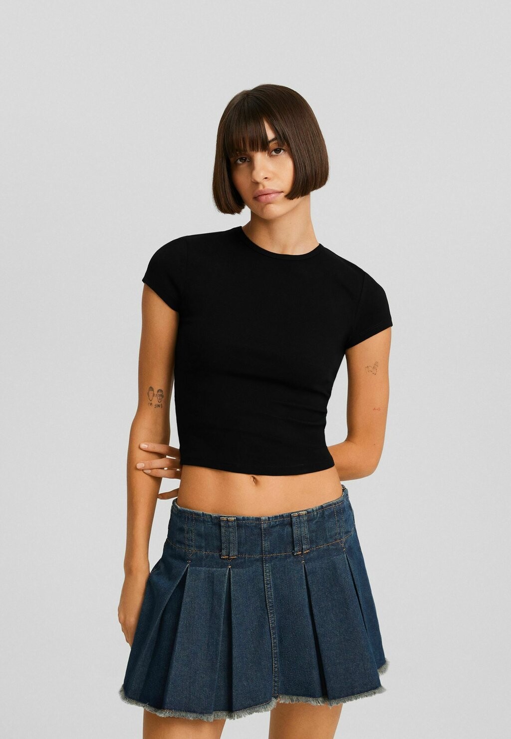 

Базовая футболка Short Sleeves With A Round Neck Bershka, черный