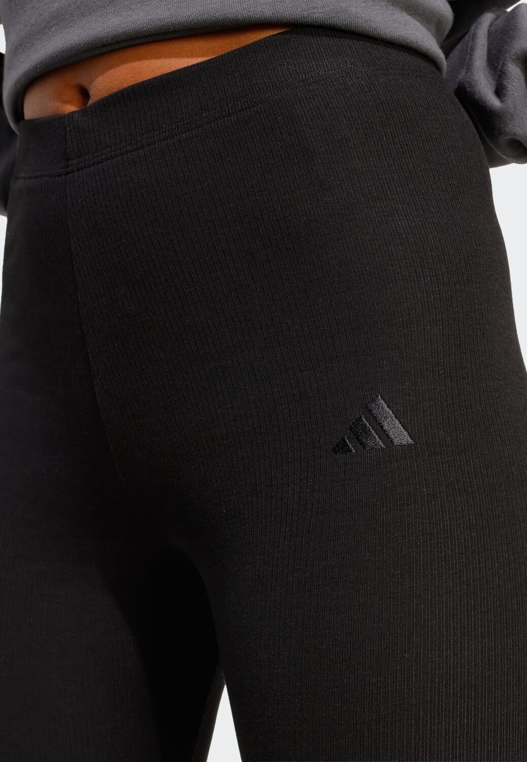 Adidas Sportswear Узкие спортивные шорты 'Seasonal Essentials' в черном цвете — фото 4