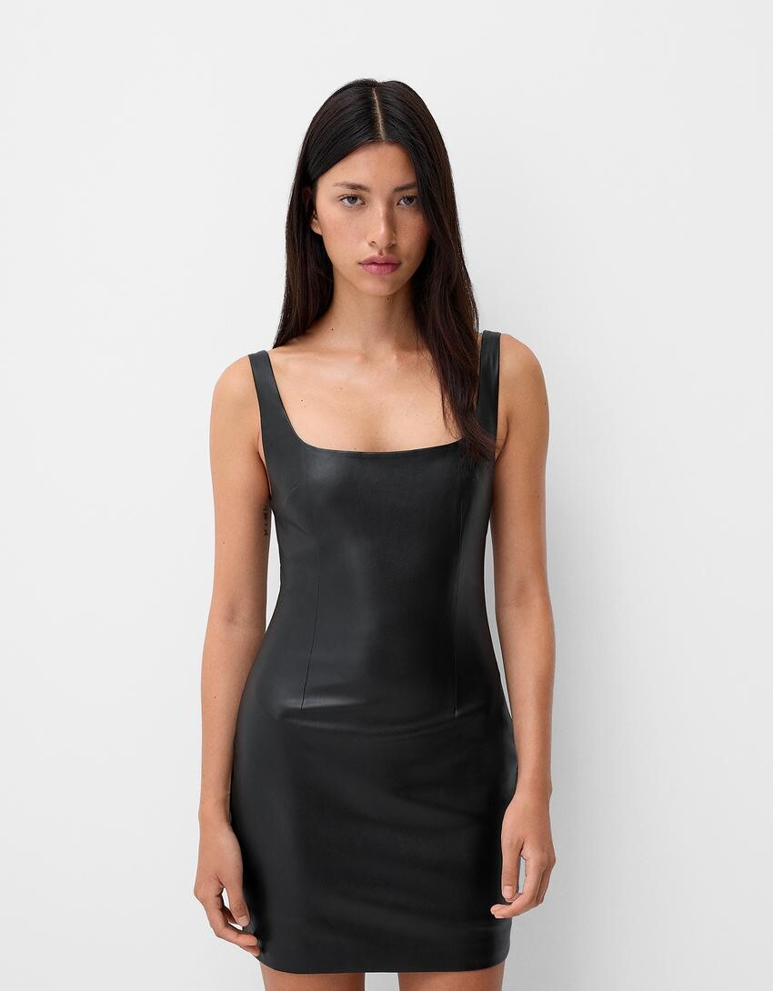 

Приталенное мини-платье Bershka, черный