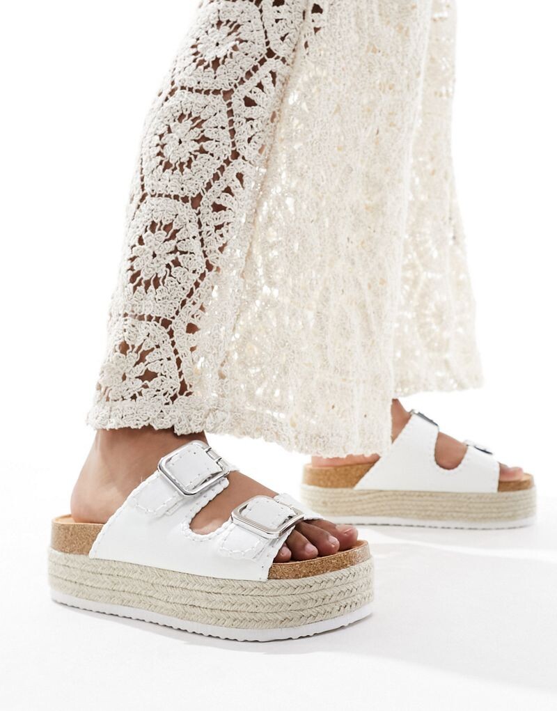 

Белые мюли с двойной пряжкой и плоской подошвой ASOS DESIGN