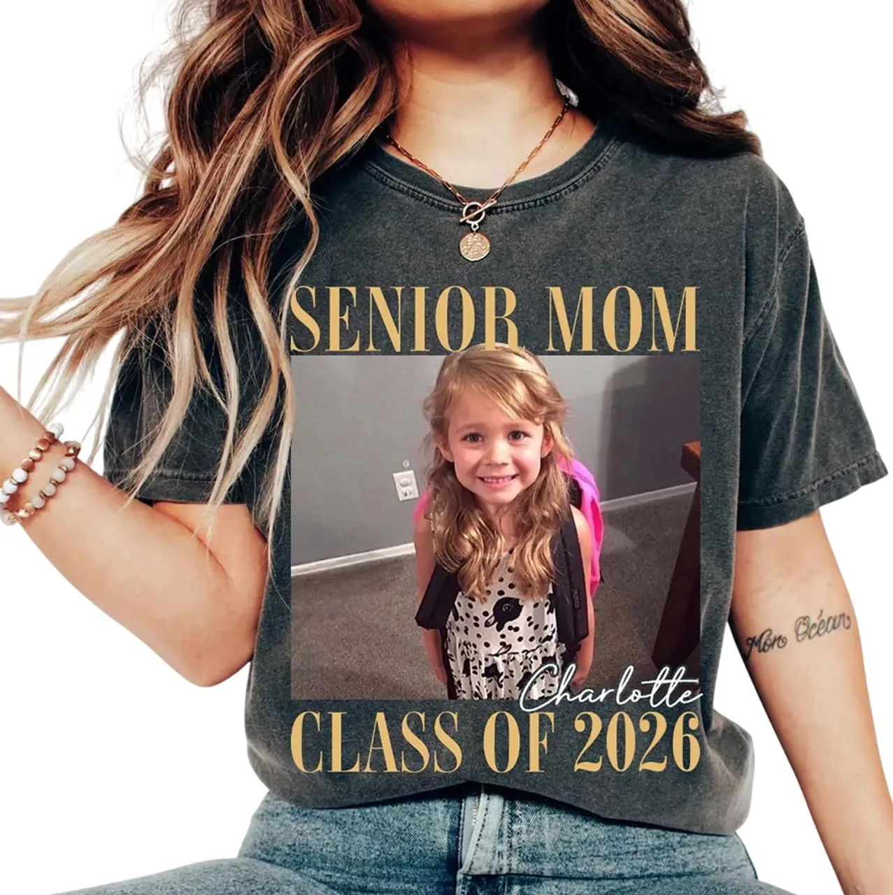 

Футболка UrbanNEST для мамы выпускника 2026 с фото