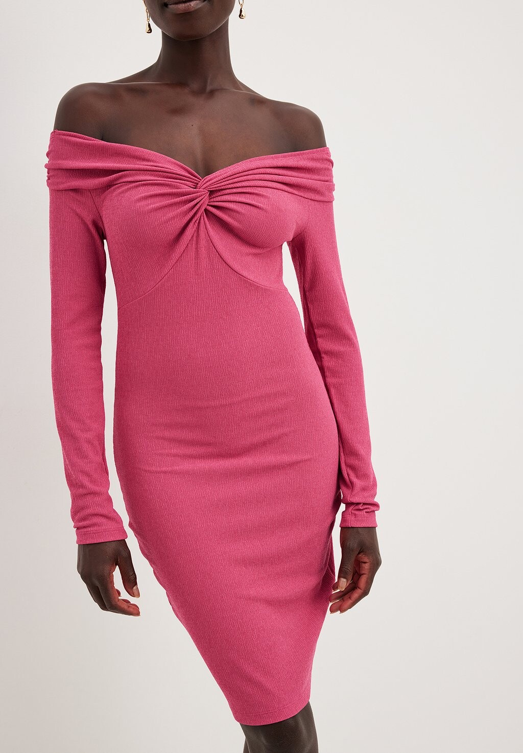 

Платье-футляр Off Shoulder Twist Mini NA-KD, розовый