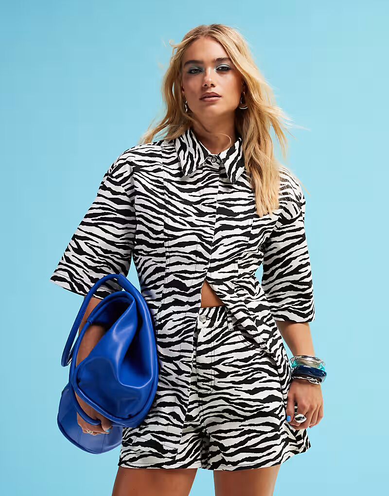 

Джинсовый топ с короткими рукавами и поясом-утяжкой ASOS DESIGN с принтом зебры