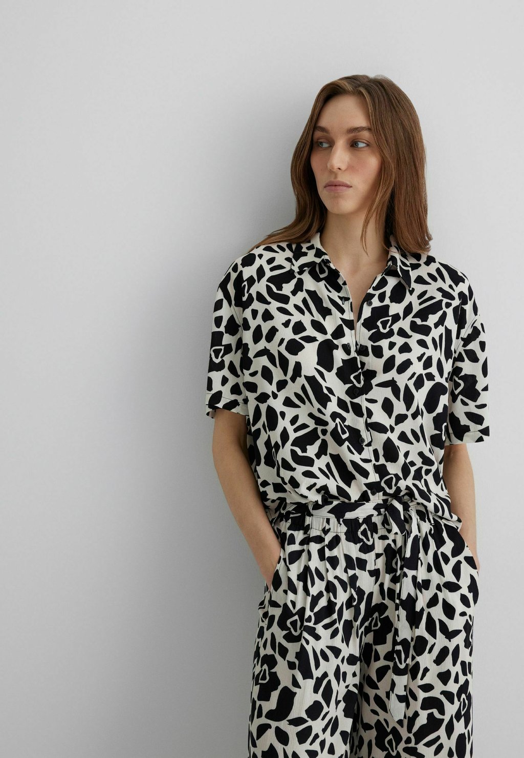 

Блузка на пуговицах KURZARM HEMDBLUSE MIT ALLOVER ANIMAL-PRINT Mavi, черный