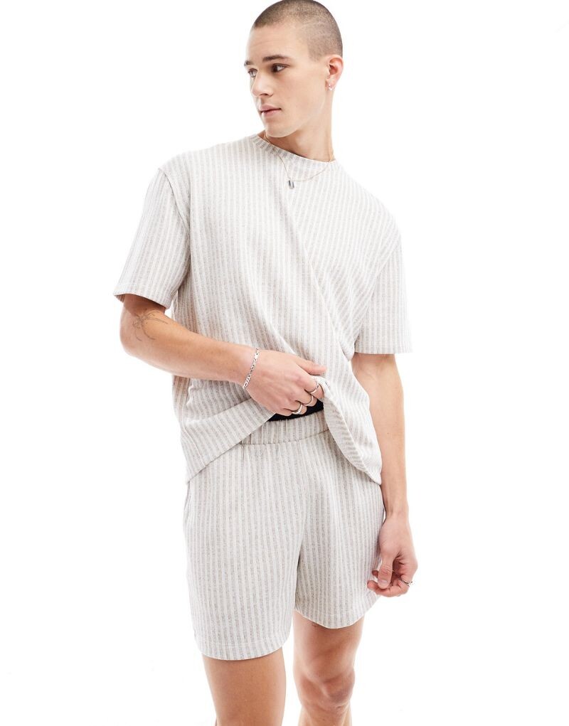 

Комплект из футболки и шорт в бежевую полоску ASOS DESIGN