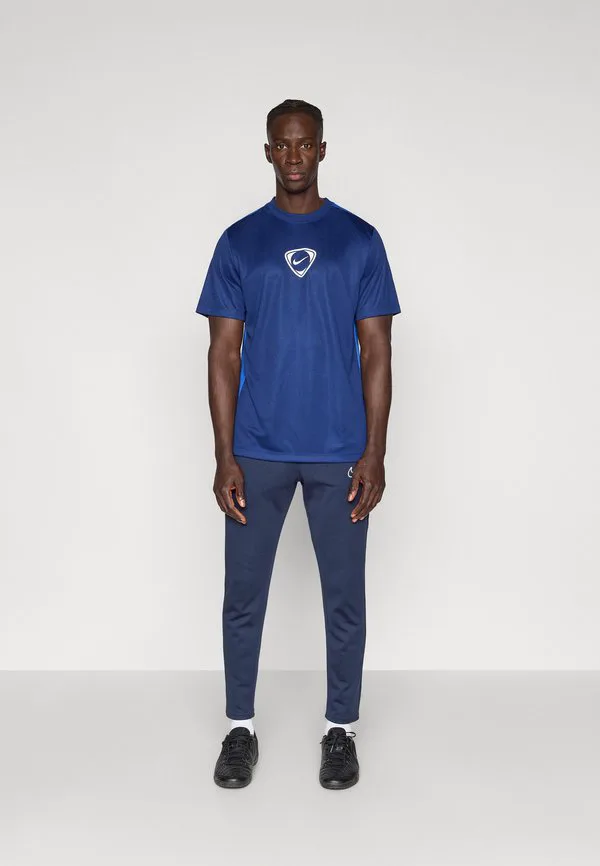Лучшая спортивная футболка Nike Performance, Blue Void/Game Royal — фото 2
