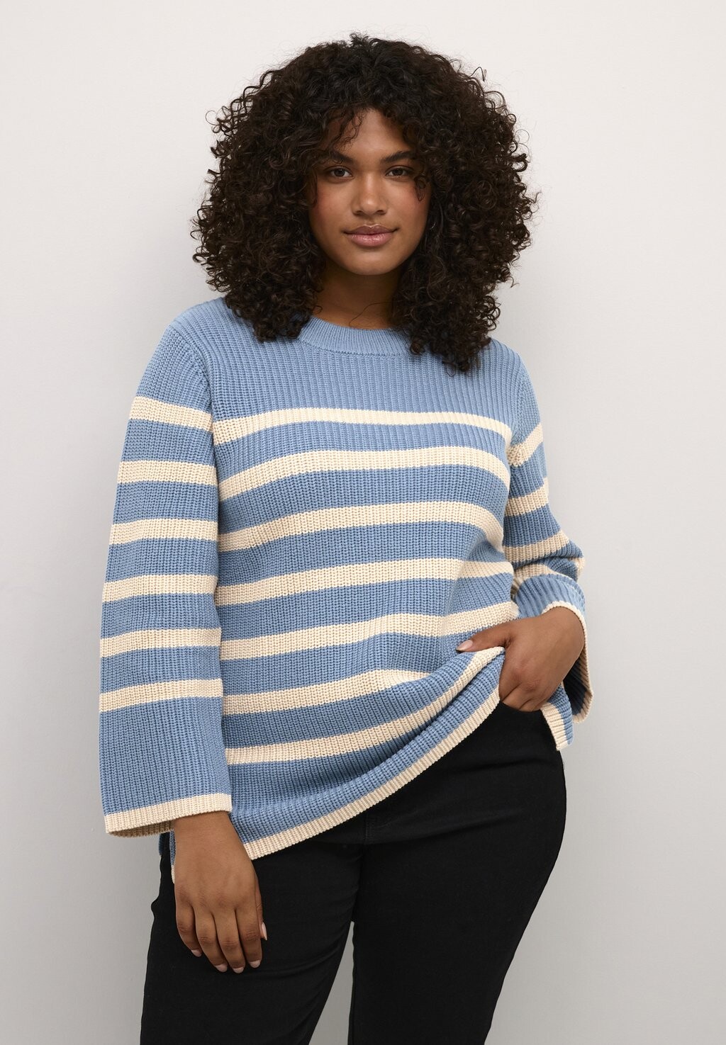 

Свитшот Kaffe Curve MILLA, цвет faded denim sand stripe