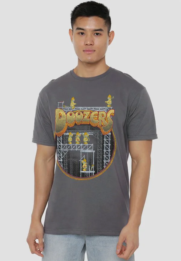 

Футболка с принтом джима хенсона из мультфильма «фрэггл рок» и группы doozers construction. Cotton Soul, Anthracite