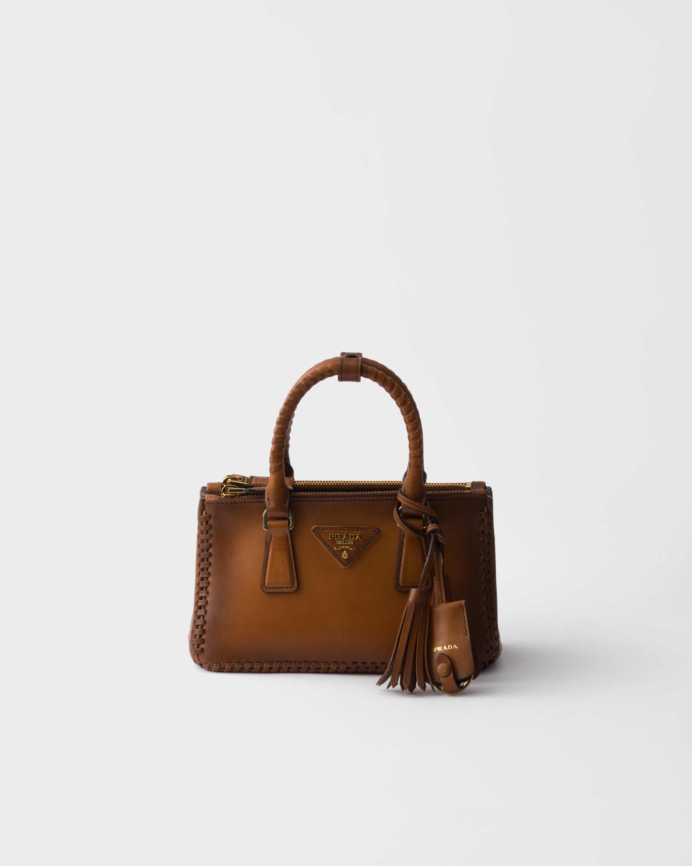 

Миниатюрная кожаная сумка Prada Galleria, коричневый