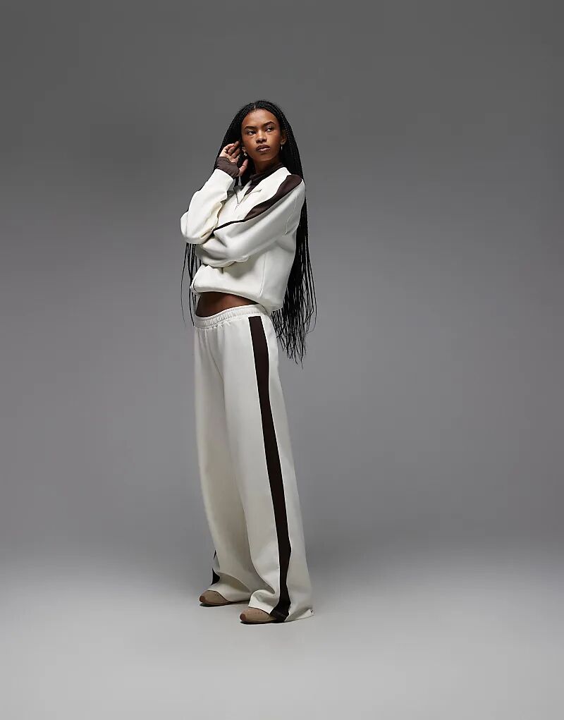 

Спортивные брюки-джоггеры ASOS DESIGN из комбинезона с контрастной шоколадной отделкой кремового цвета