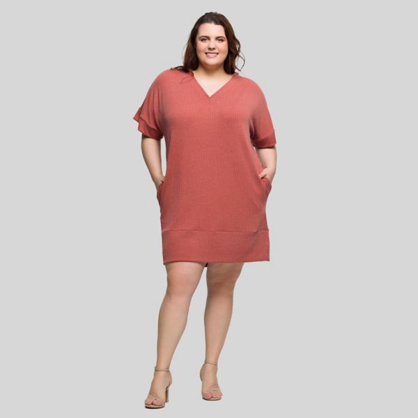 

Платье-футболка с V-образным вырезом и карманом больших размеров 24Seven Comfort Apparel, цвет brick