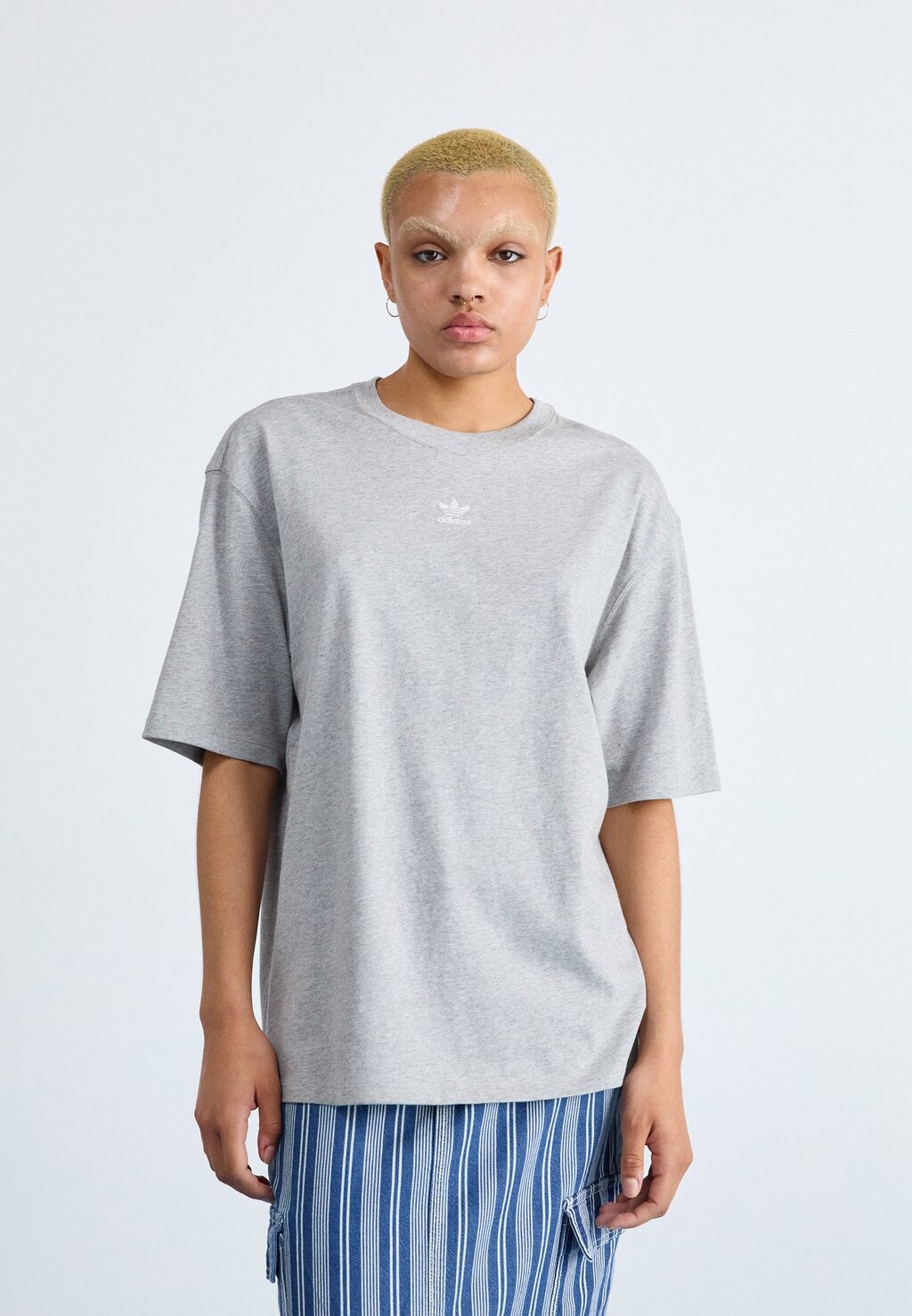 Базовая футболка ESSENTIALS BOYFRIEND adidas, серый — фото 3