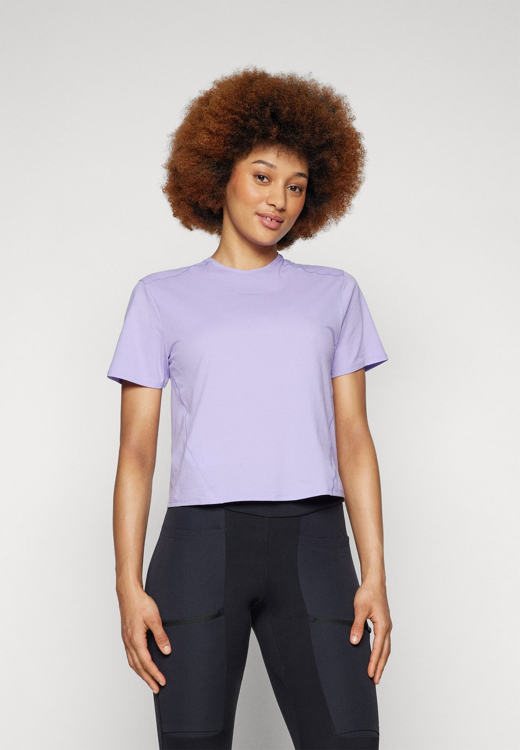 

Базовая футболка TRACKLINE TEE Salomon, лиловый