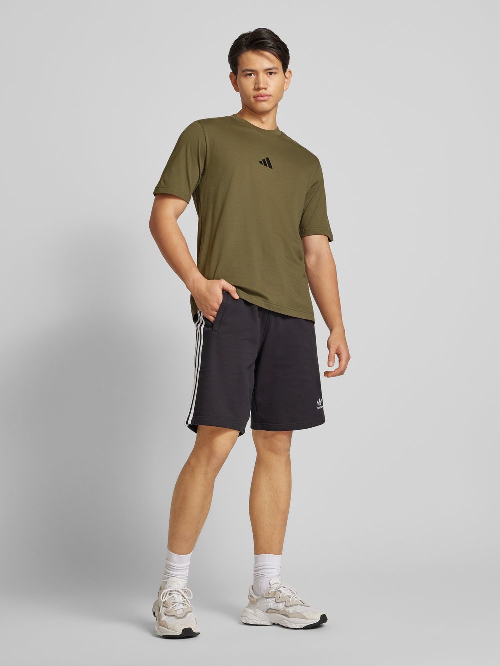 

Футболка с вышитым логотипом ADIDAS SPORTSWEAR, оливковый