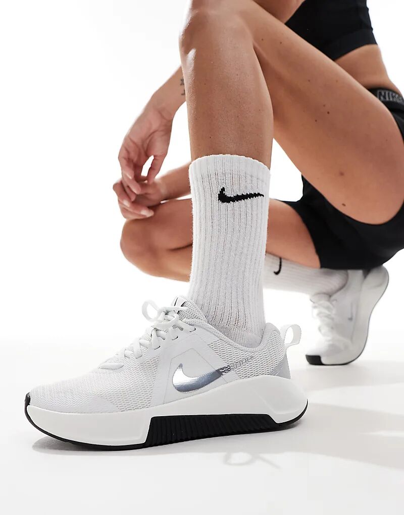 Кроссовки MC 3 белого и серебристого цвета Nike Training