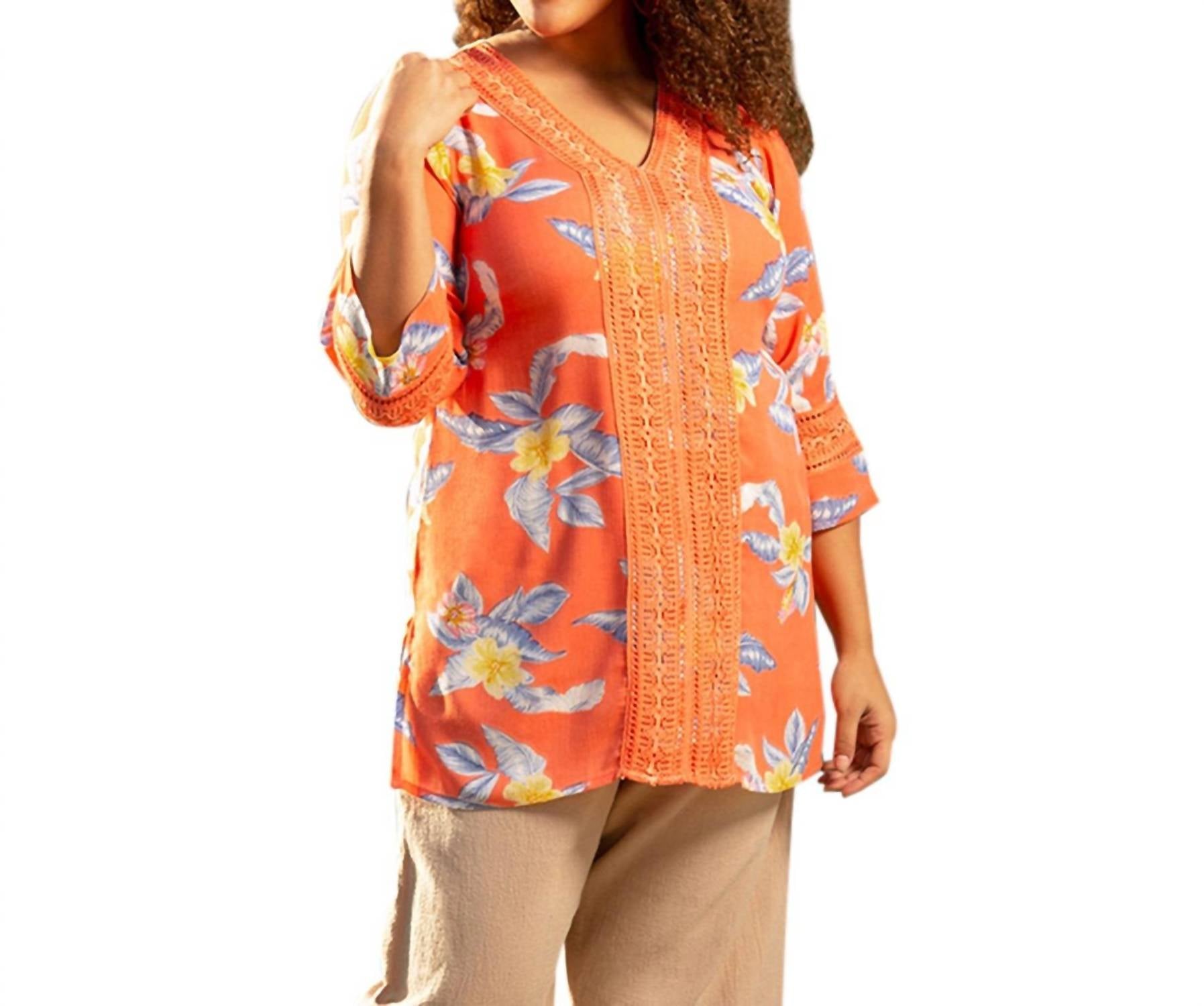 

Туника с V-образным вырезом и принтом Tatum Bracelet Sleeve - Plus Size In Island Sunrise On The Plus Side