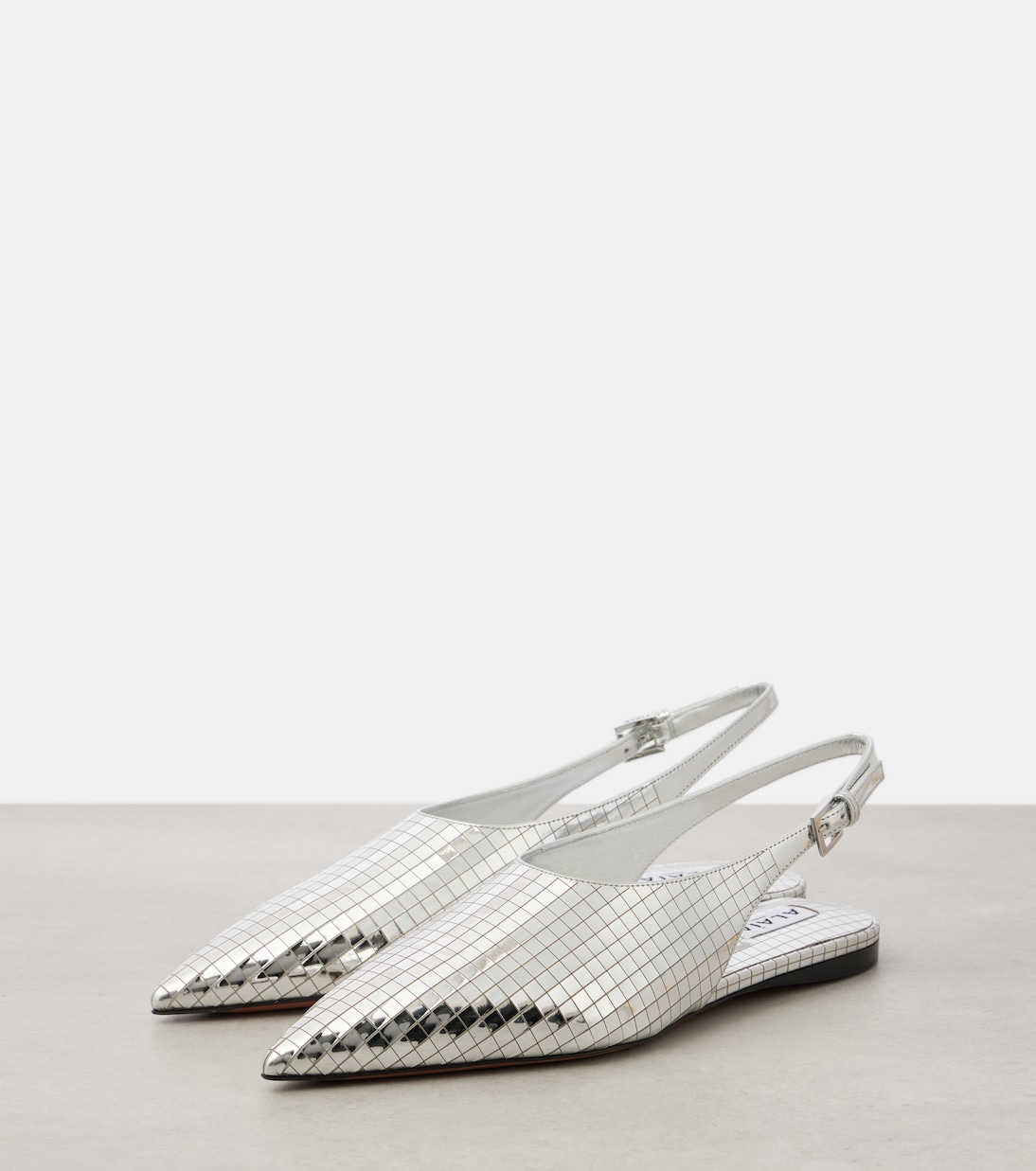 Туфли с открытой пяткой из зеркальной кожи в стиле ар-деко Alaïa, Argent — фото 4