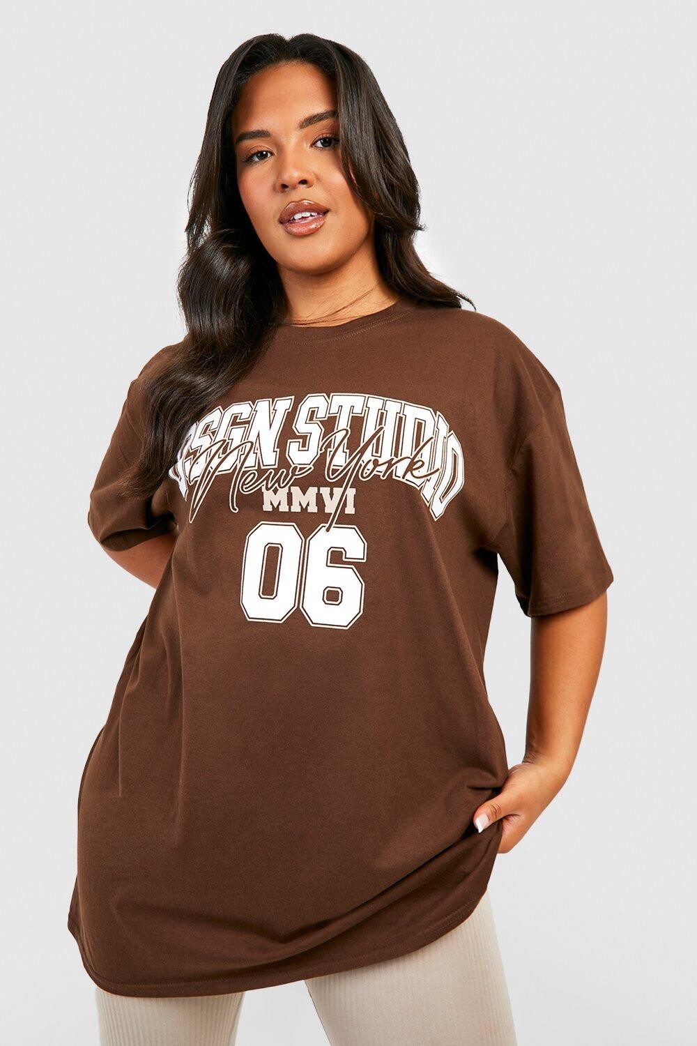 

Футболка Plus Dsgn Studio Varsity boohoo, коричневый