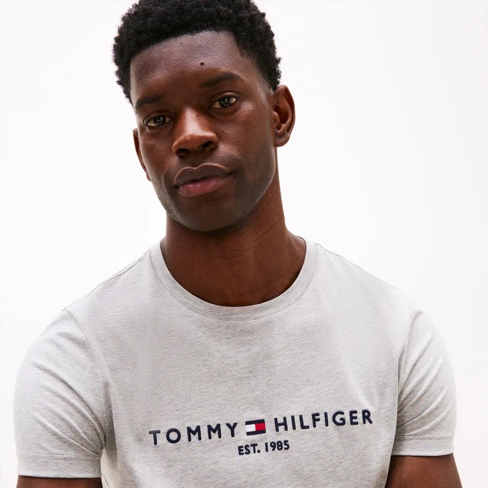 Мужская светло-серая футболка с логотипом "Core Logo" от Tommy Hilfiger — фото 4