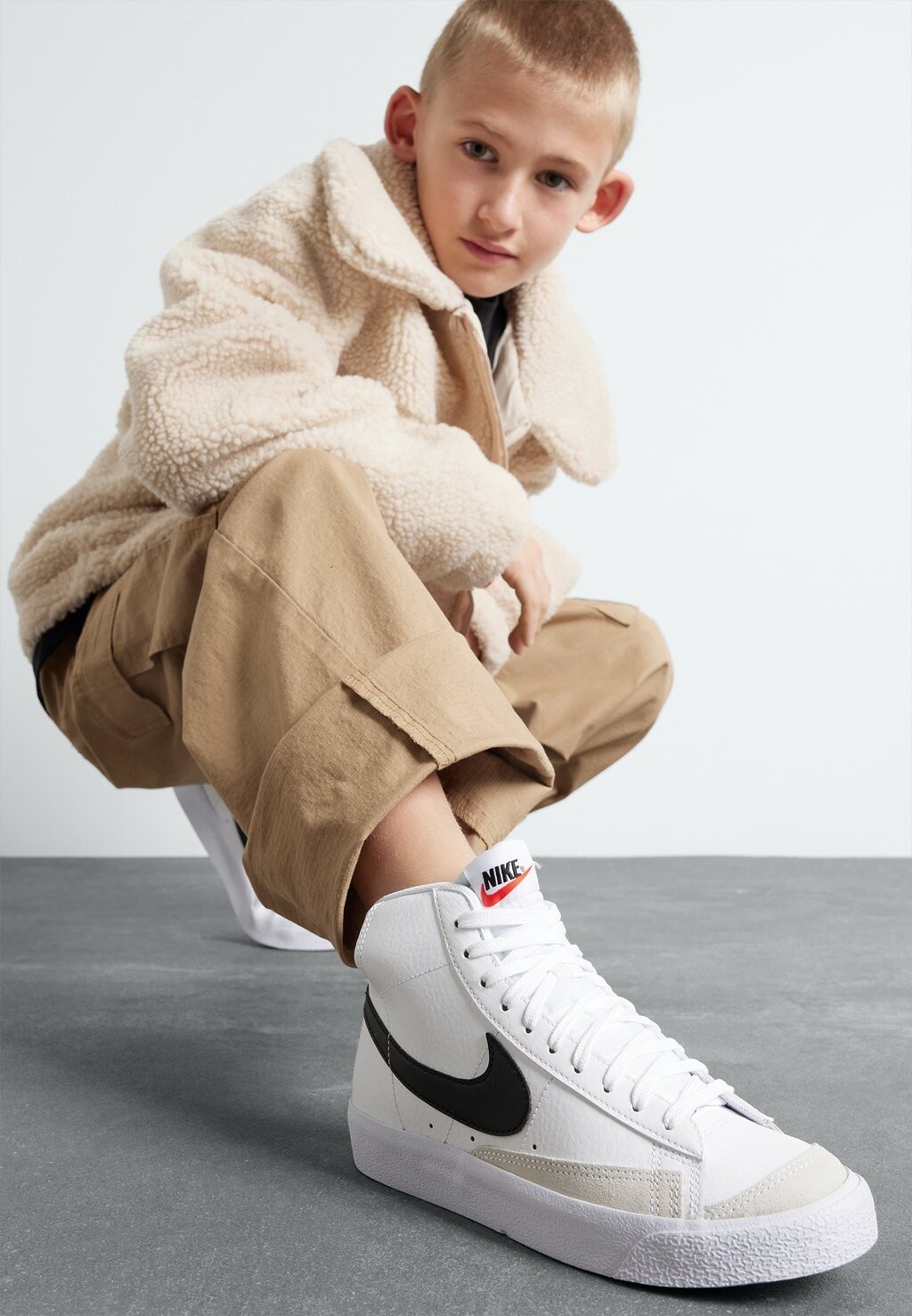 

Кроссовки altas Nike БЛЕЙЗЕР MID '77, белый/черный/оранжевый