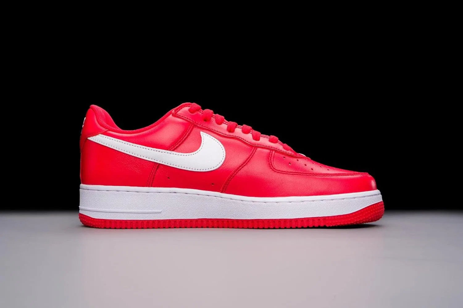 Кроссовки Nike Air Force 1 '07, мужские, цвет University Red/White — фото 2