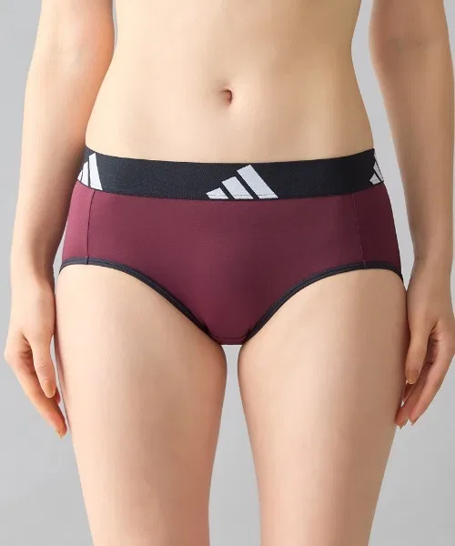 Обычные шорты adidas, влагоотводящие и быстросохнущие.