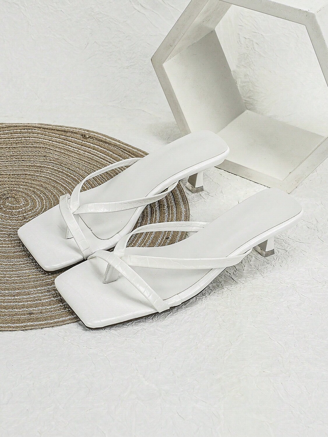 

Женские вьетнамки, с тиснением под крокодила, на каблуке, модные сандалии для улицы, белый