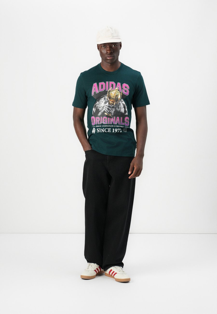 Футболка Adidas Originals GRAPHIC UNISEX, Aurora Ivy/Evergreen — фото 3