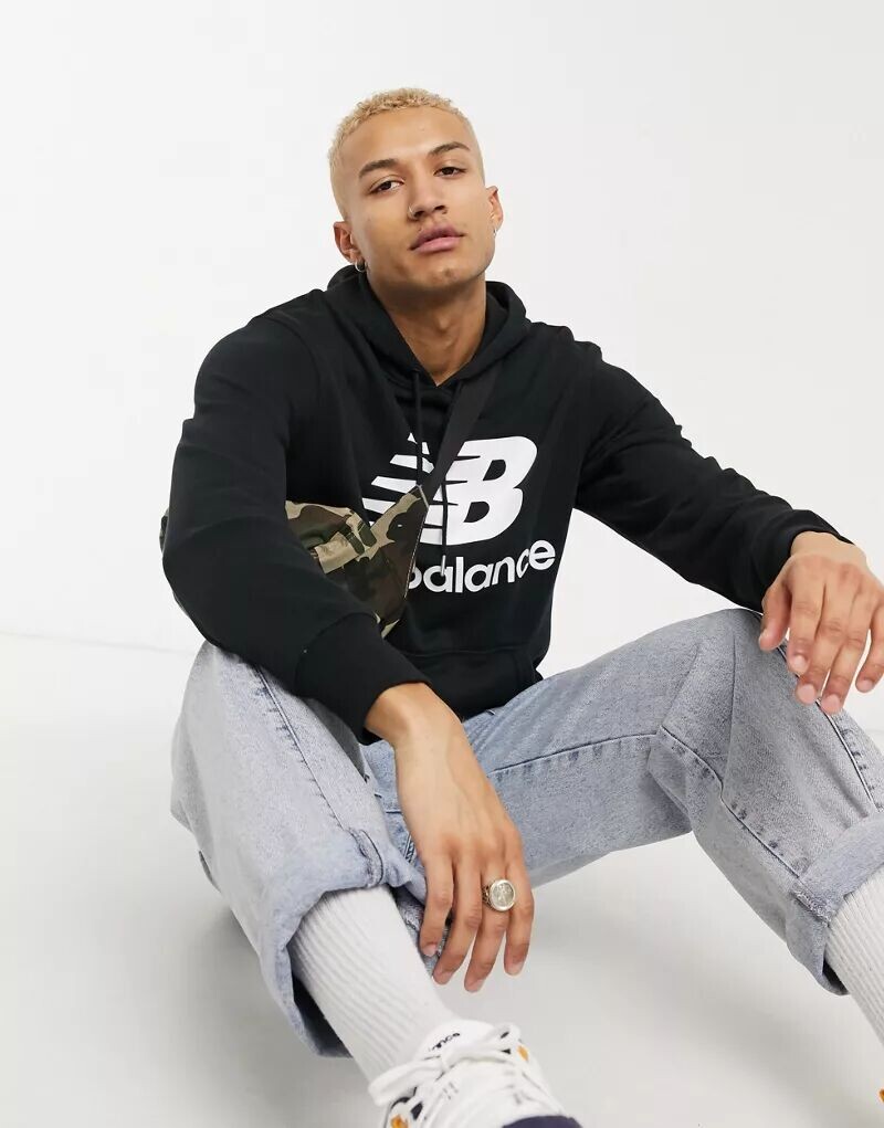 

Черная толстовка с большим логотипом New Balance