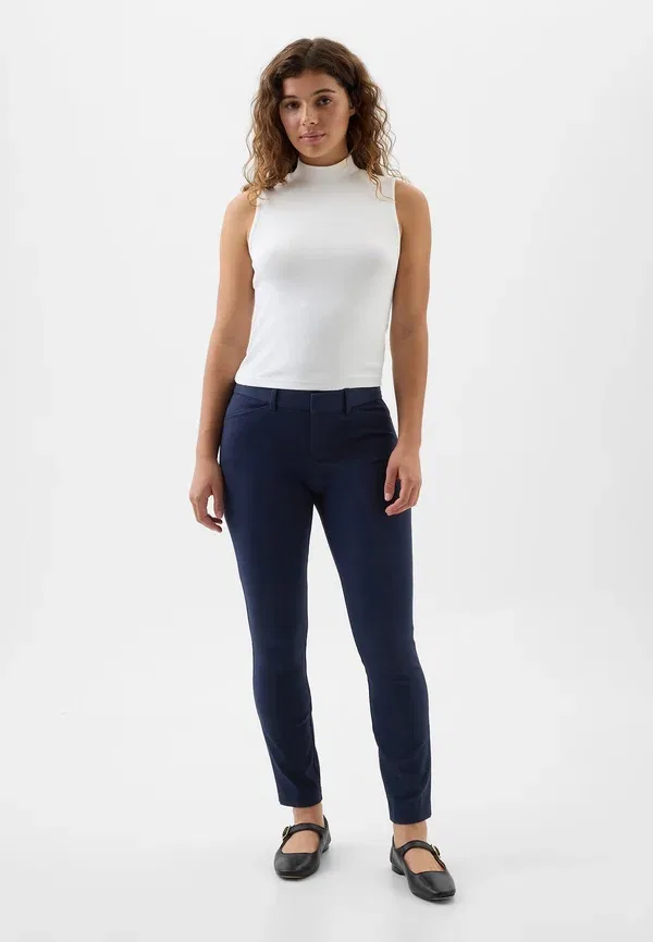 Брюки чинос зауженные Gap, true indigo, цвет темно-синий — фото 2