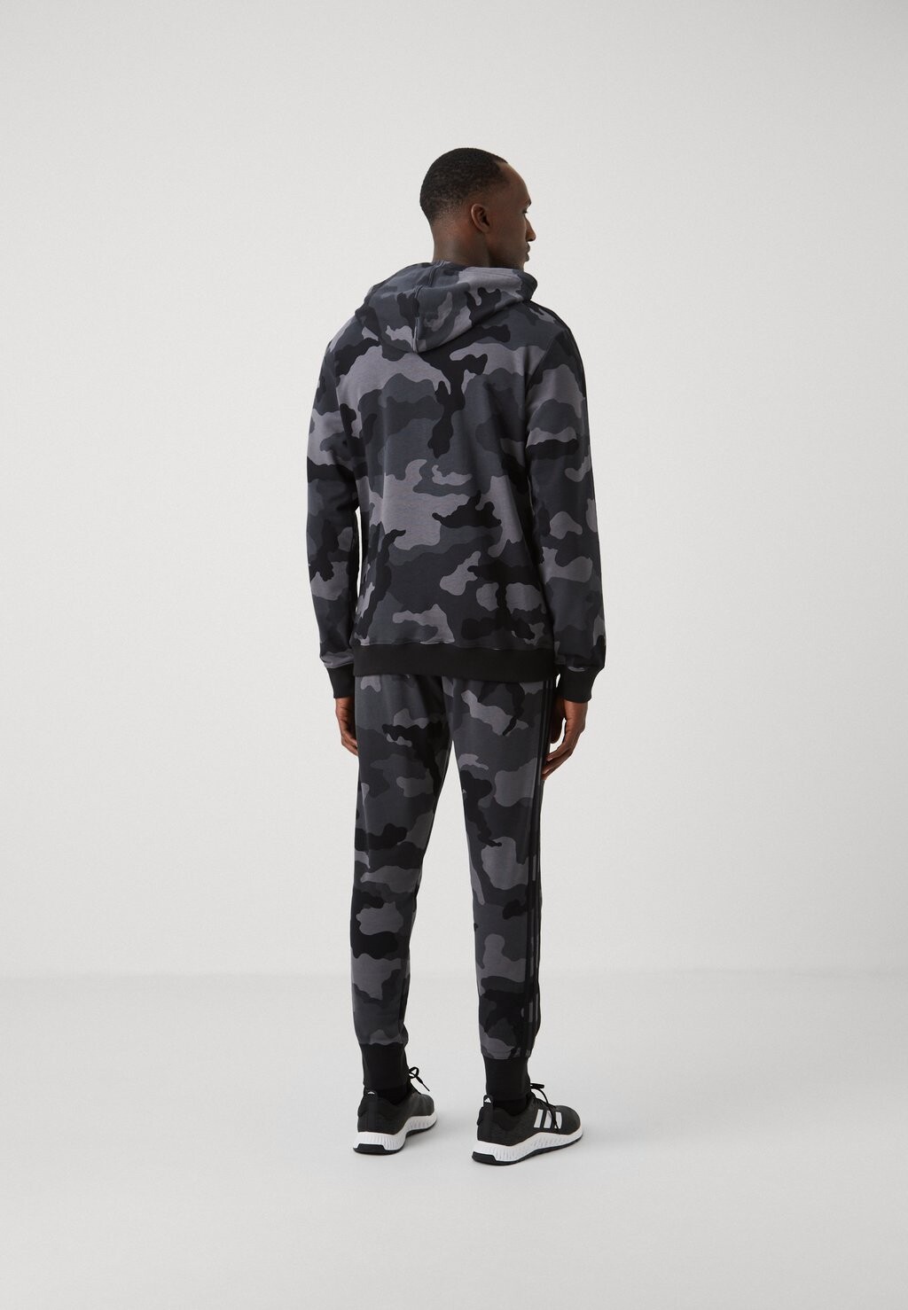 

Толстовка с капюшоном SEASONAL ESSENTIALS CAMOUFLAGE HOODIE adidas, черный